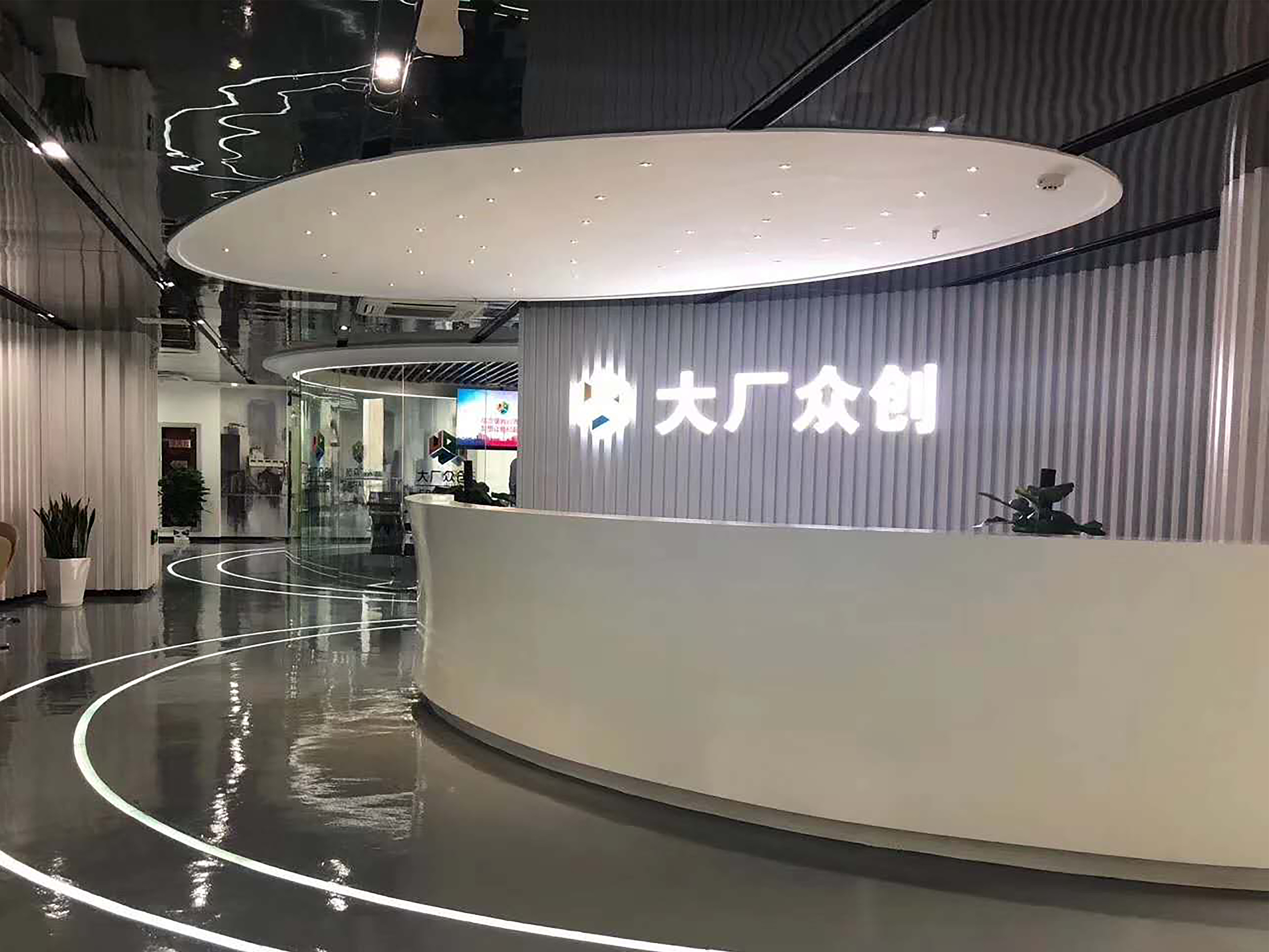 泣燁偉