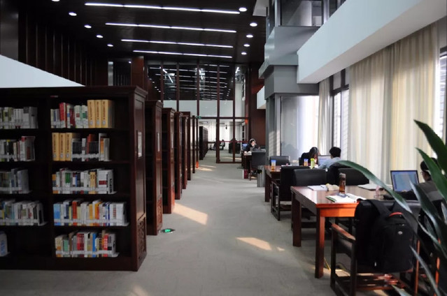 中國國家圖書館可以免費看書么?怎么借書?是怎么個借法?