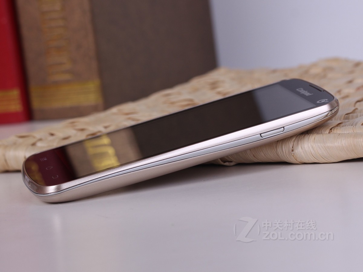 酷派(Coolpad)8085移動(dòng)3G手機(jī)整體外觀評(píng)測(cè)