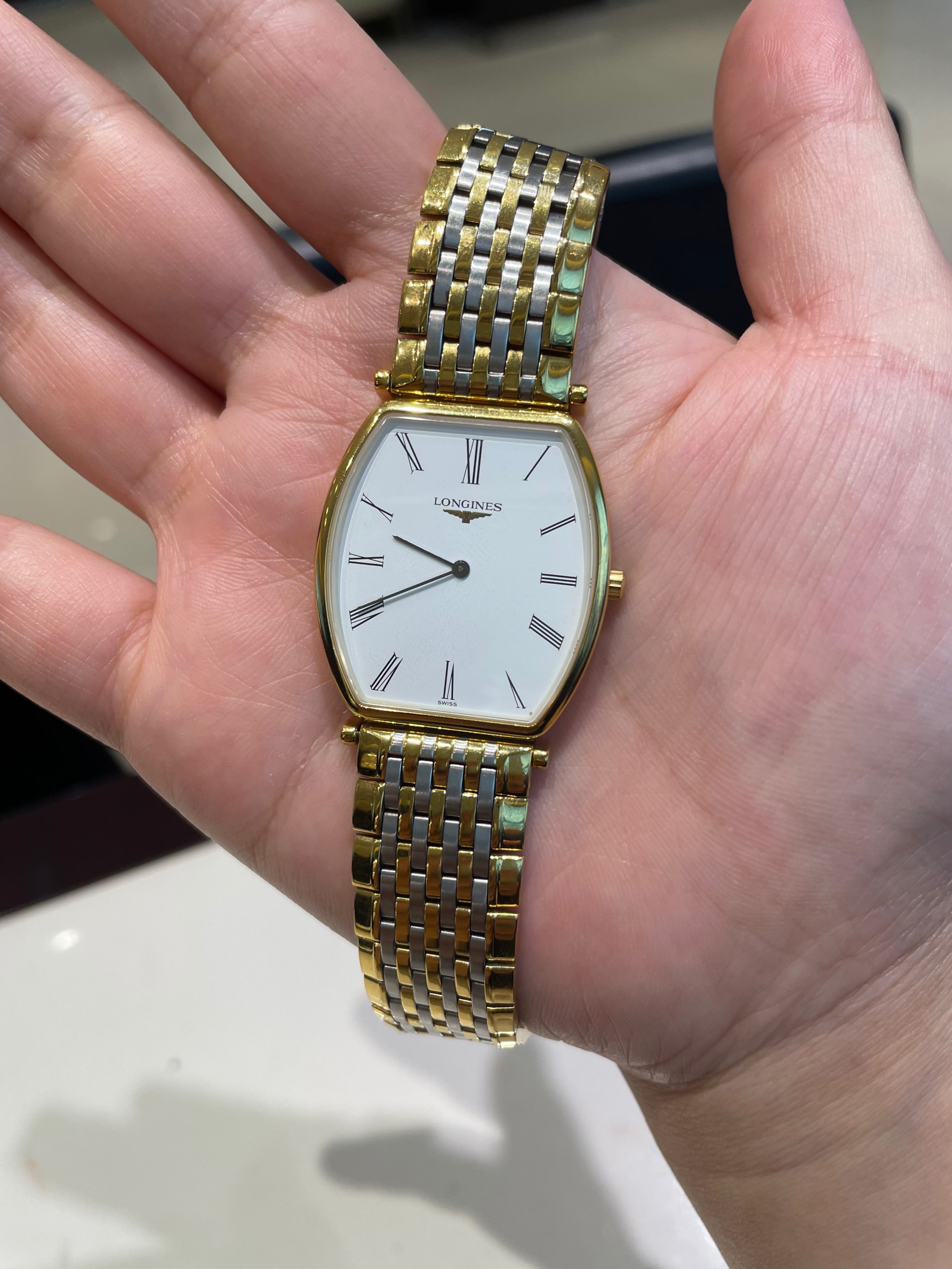我的浪琴手表表盤里頭的字母怎么是QUARTZ?
